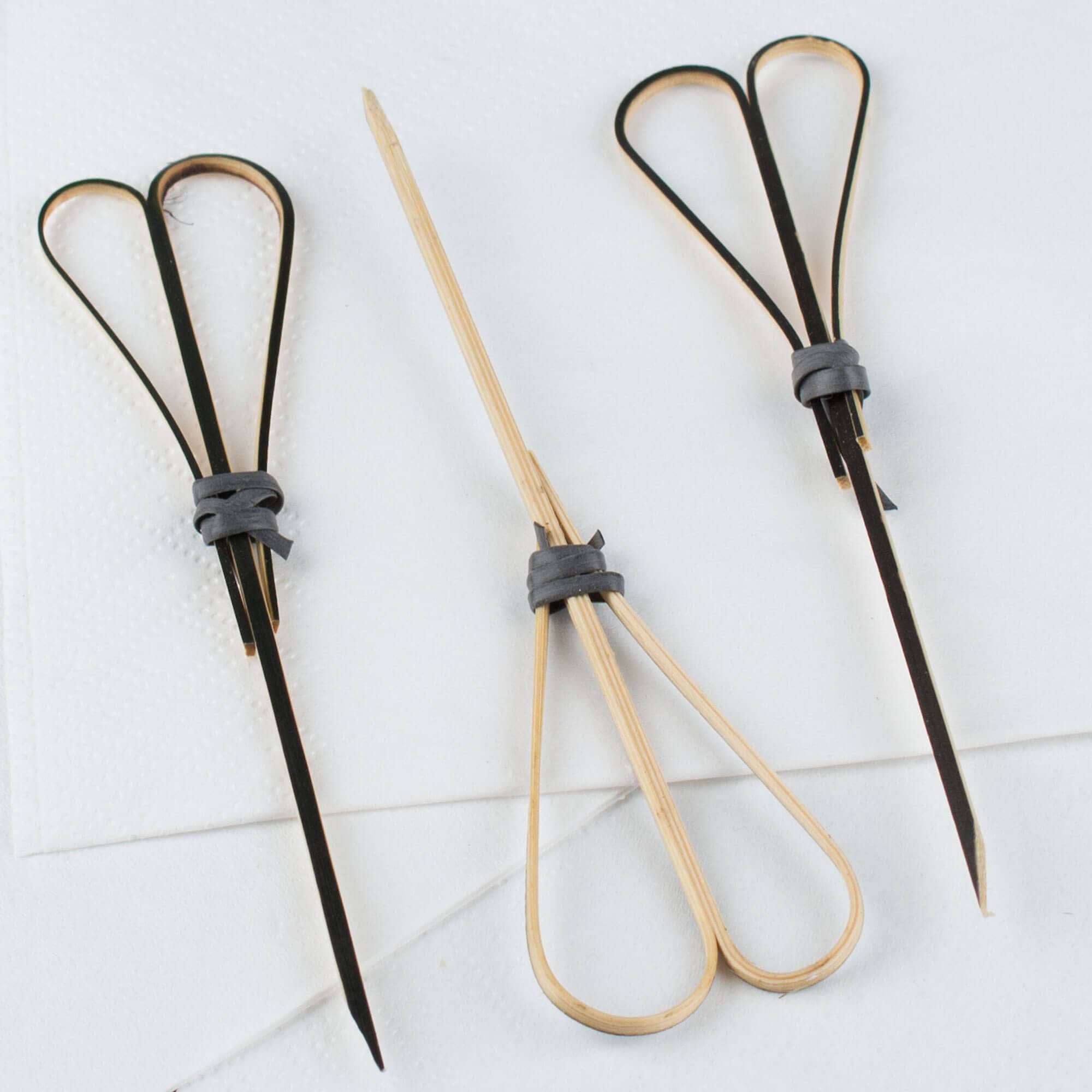 Brochetas de bambú con forma de corazón, beige y negro - 12 cm (100 uds)